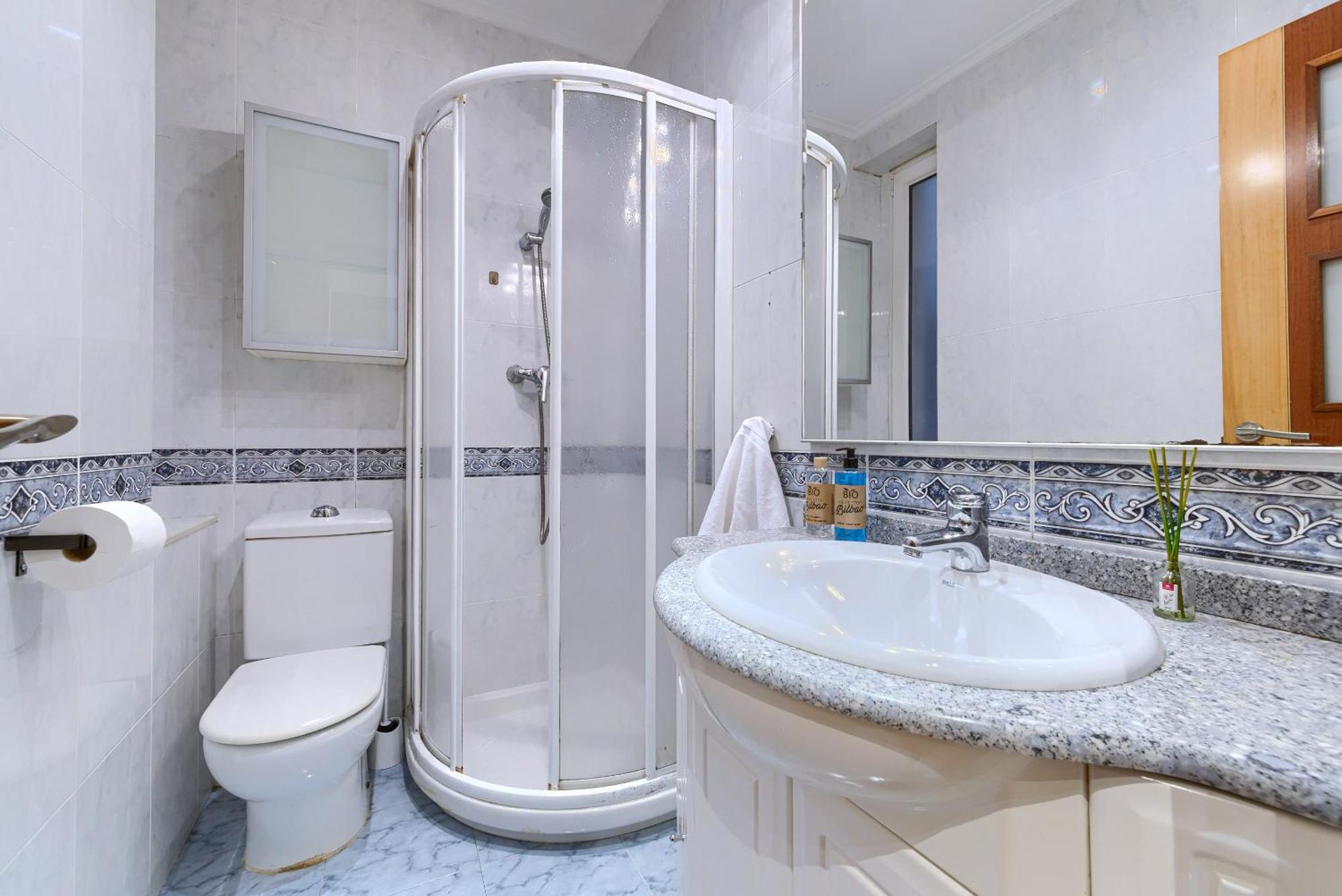 Apartament Ayuntamiento Cerca Del Casco Viejo & Parking Bilbao Zewnętrze zdjęcie